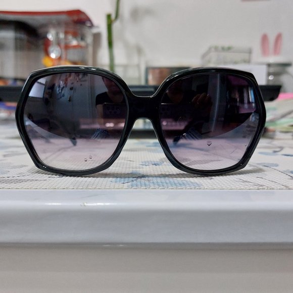 Beautiful Geometric Black Sunglasses Perfect Summer Shades Trendy Chic Cute - Picture 1 of 7